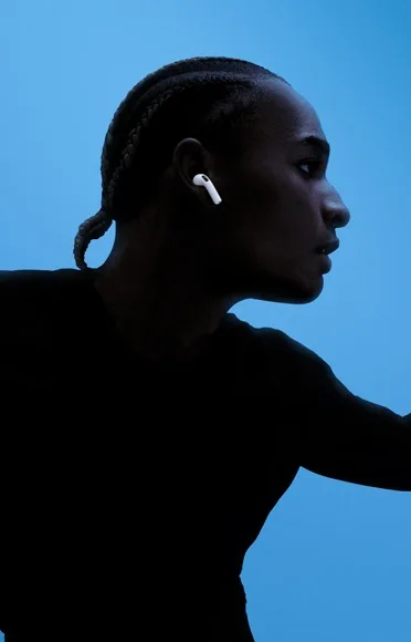 Persona hablando con AirPods 5